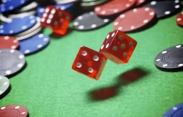 Antarmuka permainan Joker Gaming dengan tombol taruhan, statistik, dan panel chat dealer